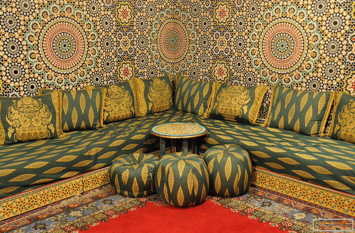 Kotni kavč z otomani v orientalskem slogu