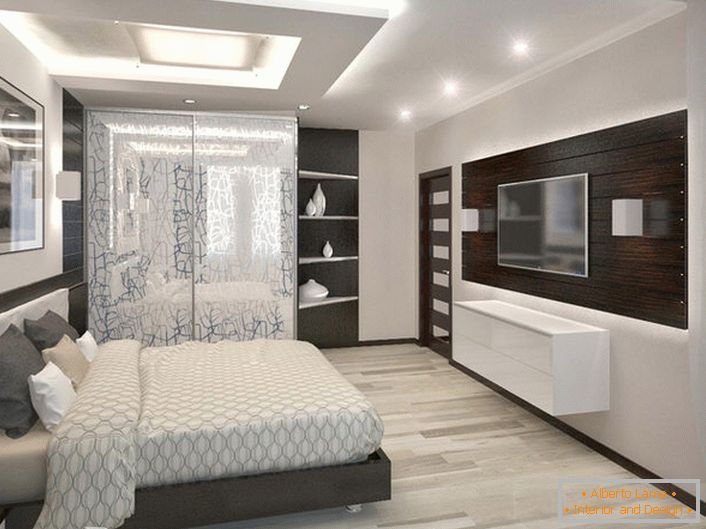 Svetla, prostorna spalnica v visokotehnološkem slogu. Pravilno ujemanje pohištva organsko združuje z elementi dekoracije.