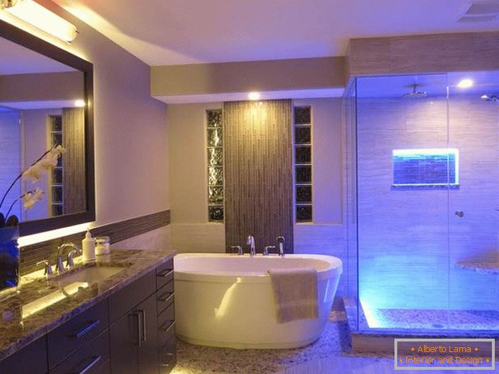 Style hi-tech je priznan kot eden od najbolj uspešnih stilov, ki se uporabljajo za dekoriranje kopalnice. 