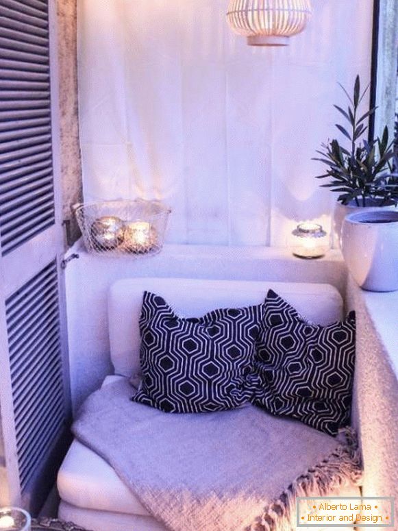 Balkon s tapeciranim pohištvom