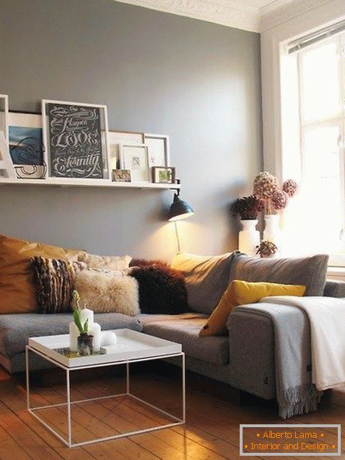 Siva dnevna soba z rumenimi poudarki