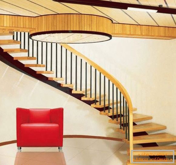 Spiralno металлическая лестница с деревянными ступенями
