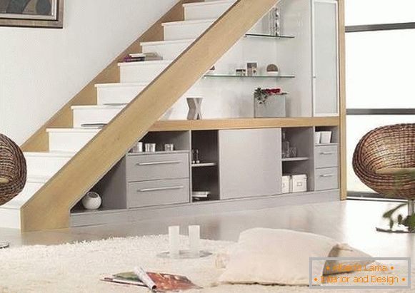 Zasnova stopnic v zasebni hiši - fotografija z vgrajenim pohištvom