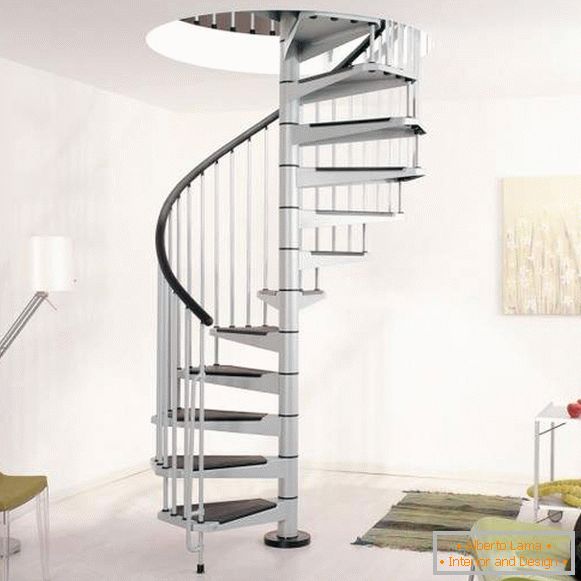 Spiralno лестница в частном доме из металла с покрытием ступеней