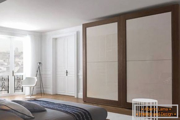 Klasična bela vrata v notranjosti apartmaja - foto spalnica