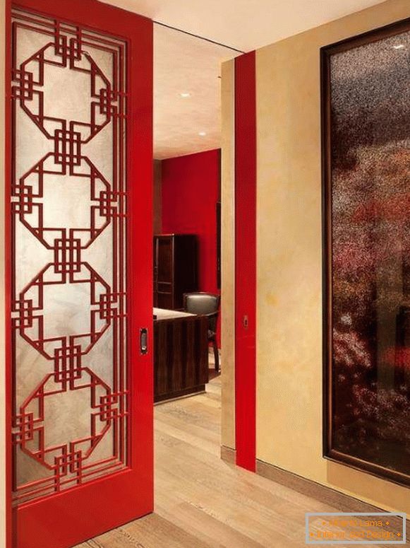 Rdeča vrata v notranjosti apartmaja - fotografija