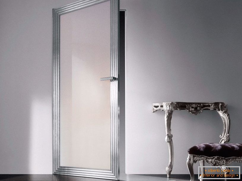 Steklena vrata s srebrnimi obroči v notranjosti