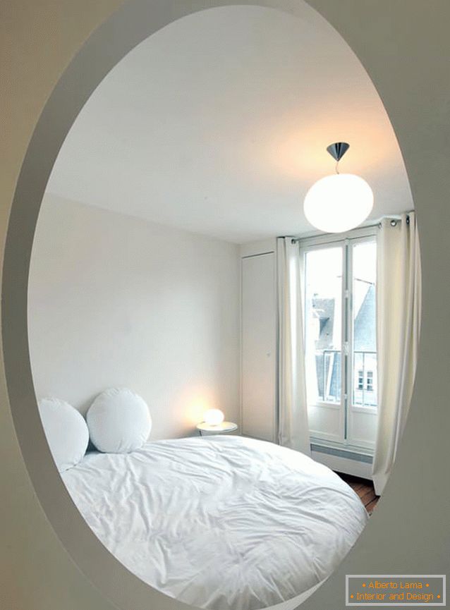 Okno v spalnici prvotnega studia v Parizu