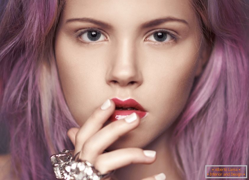 Portret dekle z roza lasmi