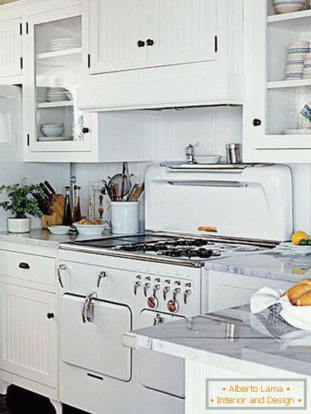 Kuhinjski aparati za kuhinjo v retro slogu