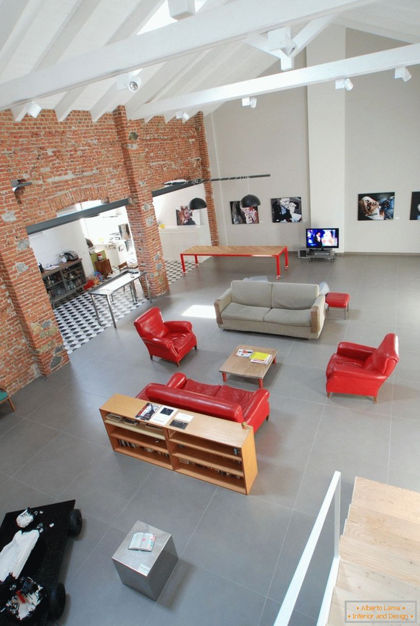 Dnevna soba v novem studijskem stanovanju v Italiji