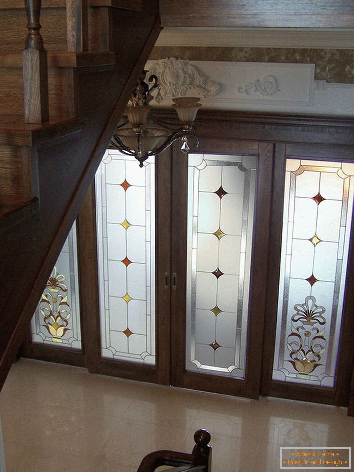 Vrata s steklenimi vložki so okrašena z mat vitražnim filmom z nezapletenim vzorcem. Nenavaden, zadržan dizajn vrat bo organsko vgrajen v klasično notranjost dvorane. 