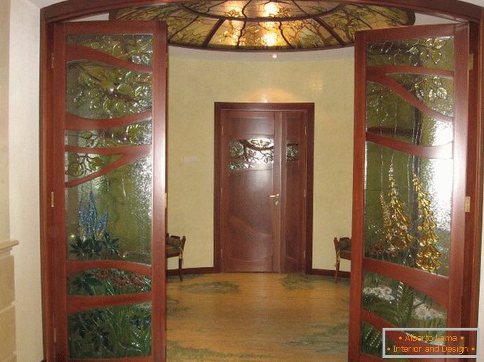 Vitražni strop je v skladu z zasnovo vrat s steklenimi vložki. 