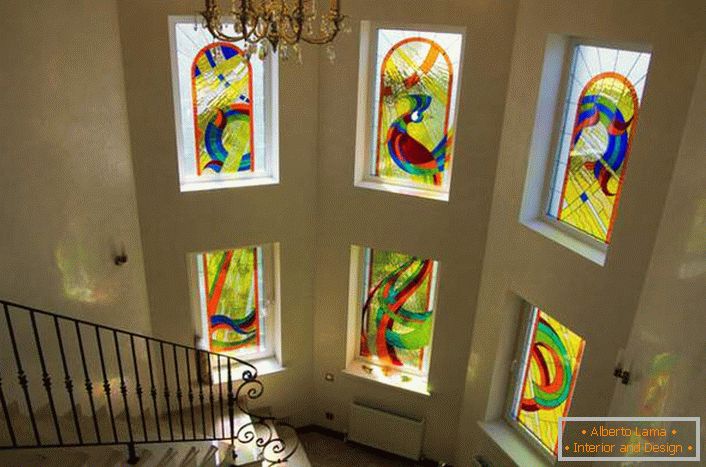 Luksuzna dekoracija oken z vitražnim steklom. V eni sliki je združenih več elementov. 
