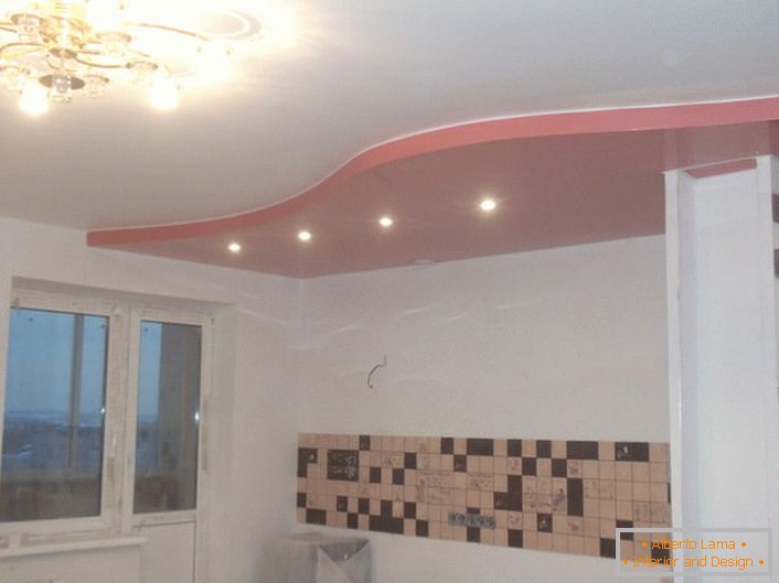 Klasični dvoposteljni strop v rdeče-bele barve za prostorno kuhinjo.