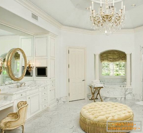 Beli marmor s temnimi žilami v kopalnici