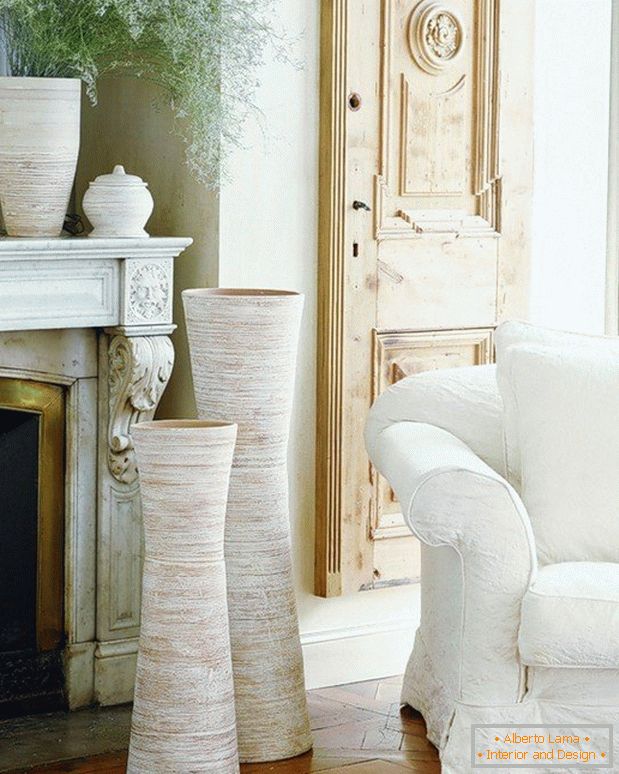 Dekorirajte dnevno sobo s kaminskimi vazami