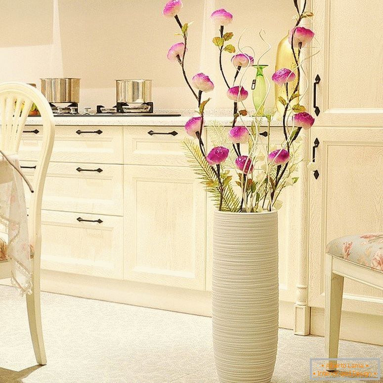 Vaza s cvetjem v kuhinji