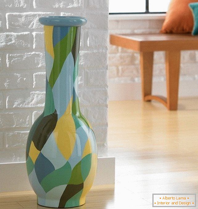 Steklena vaza različnih barv