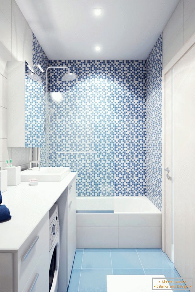 Bela in modra kopalnica majhnega studia stanovanja v Rusiji