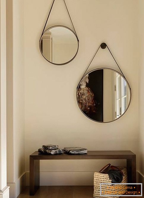 Okrogla ogledala na hodniku - oblikovanje fotografij v sodobnem slogu
