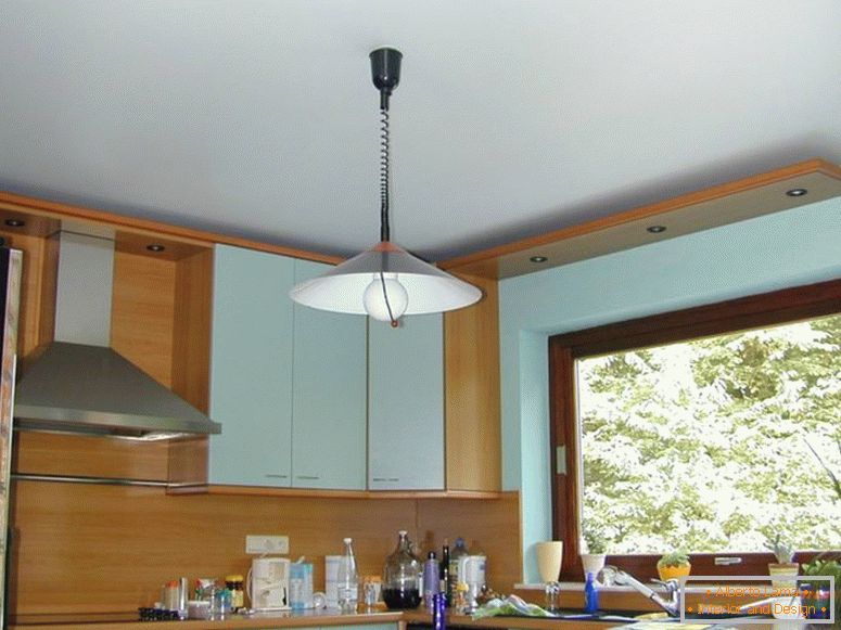 dizajn-strop-v-kuhinja-iz-mavčne plošče