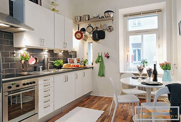 Kuhinja majhnega apartmaja na Švedskem