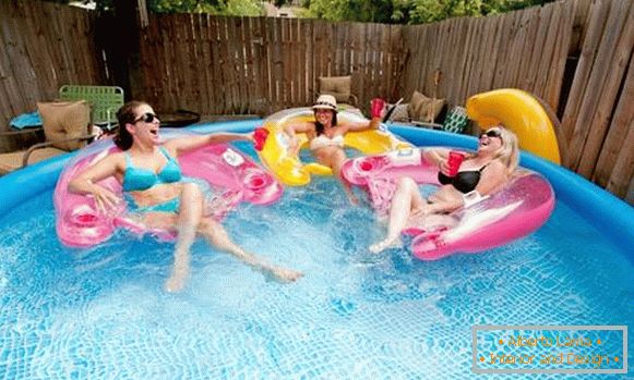Kvalitetni napihljiv bazen za poletno rezidenco - fotografije z odraslimi