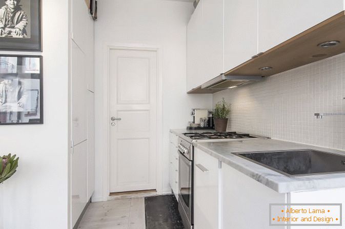 Kuhinja apartma-studio v skandinavskem stilu