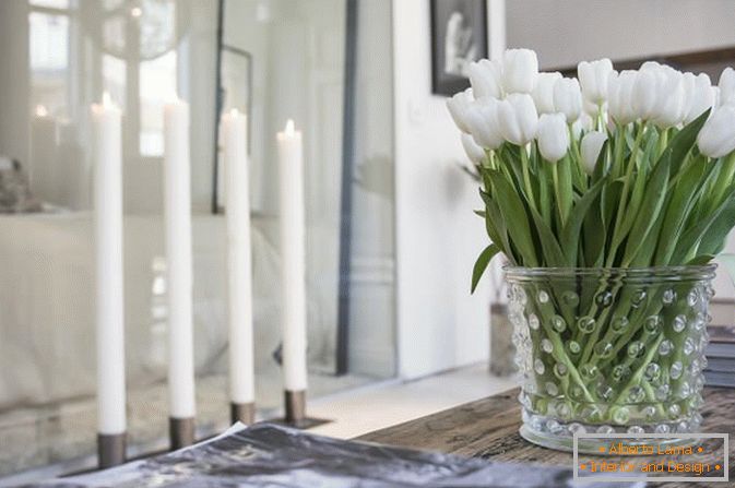 Rože v notranjosti studio apartmajev v skandinavskem slogu