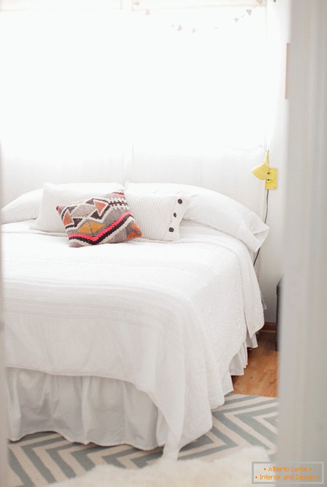 Mala spalnica v beli barvi