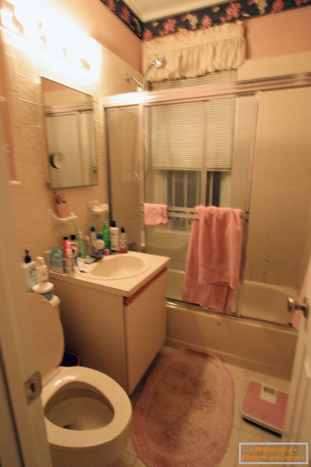 Notranjost majhne kopalnice pred popravilom