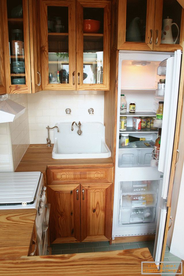 Skriti hladilnik v notranjosti starinske kuhinje
