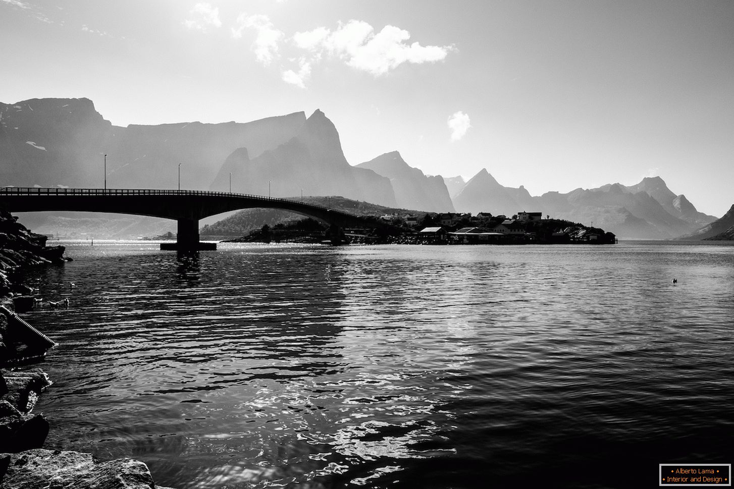 Črno-beli posnetek mostu