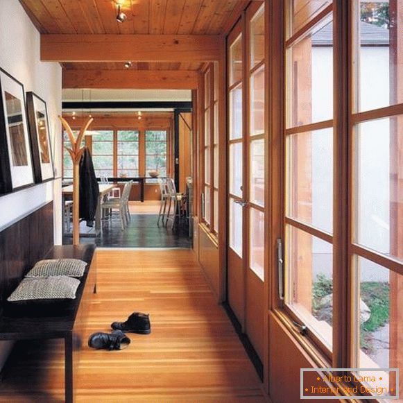 Moderne klopi s hrbtom v minimalizmu hodnika 2015