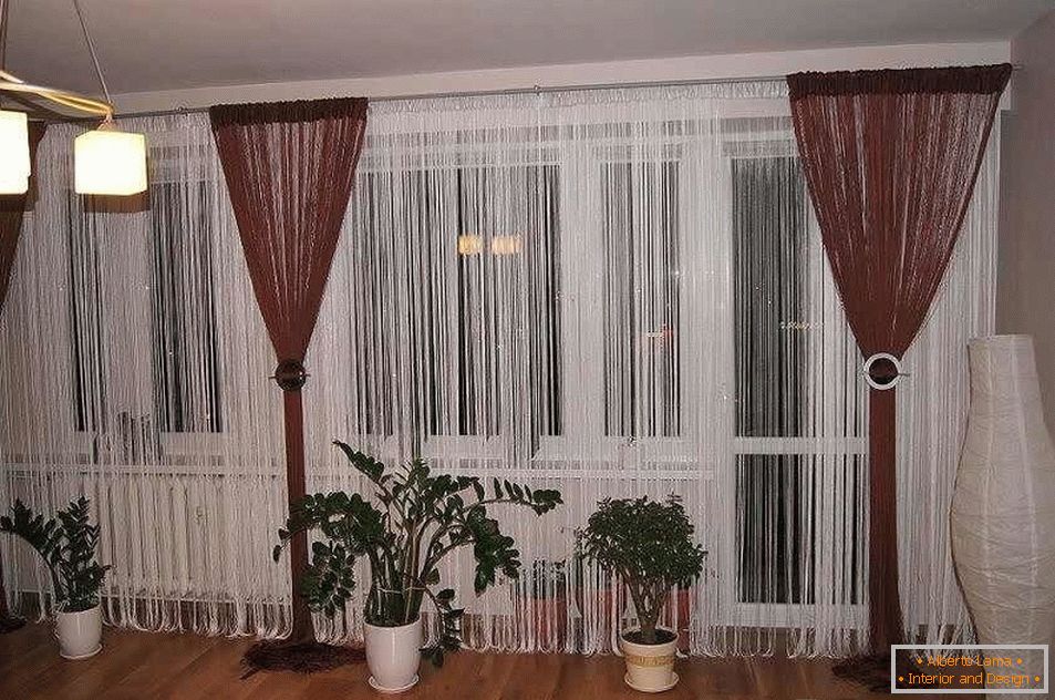 Temne in lahke filamentne zavese na oknu