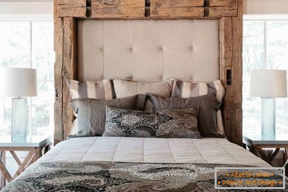 Lesena postelja z lastnimi rokami z mehko glavo - fotografija
