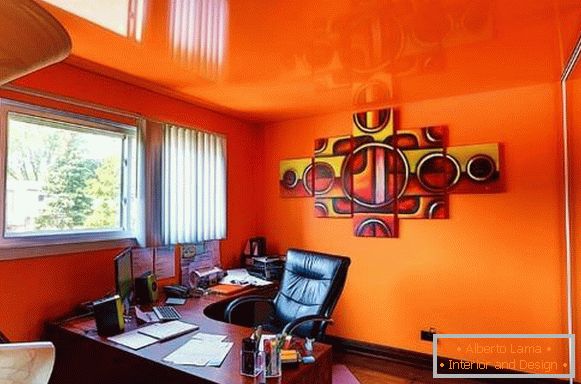 doma-v pisarni v oranžni barvi