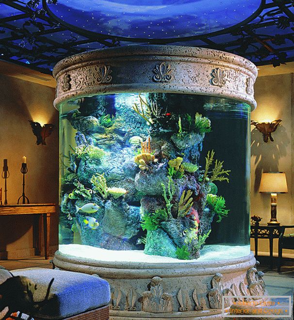 Okrogli akvarij v dnevni sobi