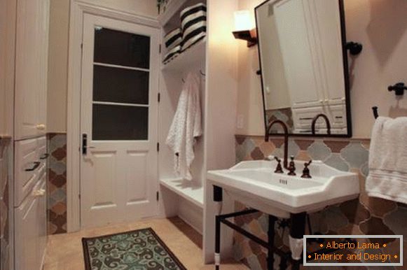 Elegantna curly pločica za kopalnico v slogu Provence