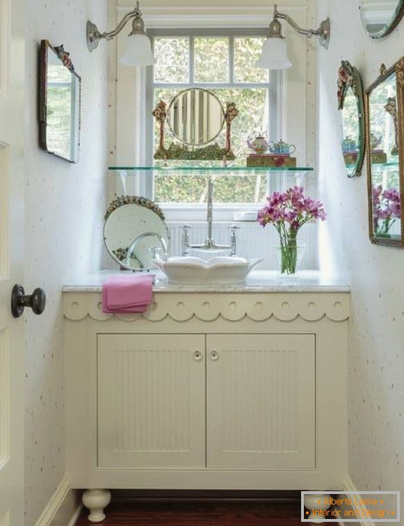 Ogledala in druge kopalniške dodatke v slogu Provence