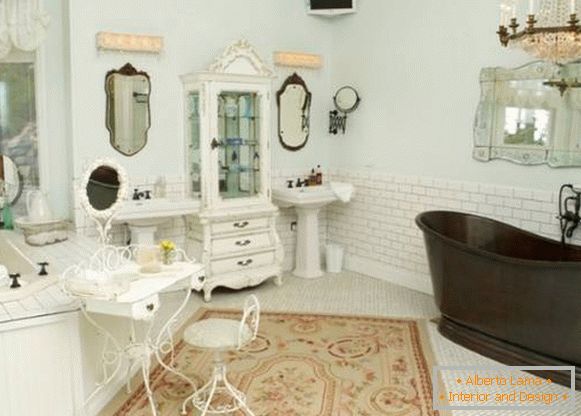Svetla notranjost kopalnice v slogu Provence