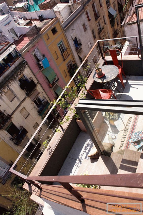Pogled z balkona majhnega studia v Barceloni