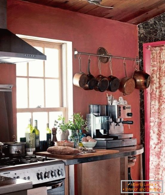 Kuhinja dekoracija v barvi Marsala