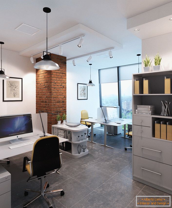 Svetla pisarna v slogu podstrešja z ustrezno izbrano osvetlitvijo.