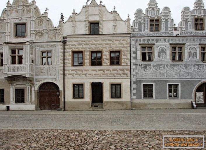 Leseni okenski okvirji v hiši, izdelani v baročnem slogu.