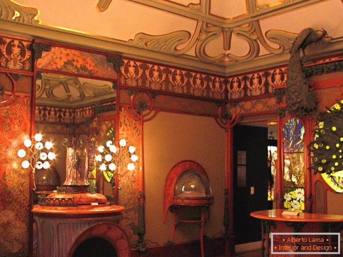 Dvorana v slogu Art Nouveau z utišano svetlobo.
