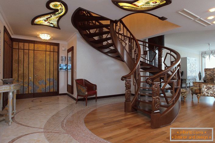 Dvorana je opazna za spiralno stopnišče iz temnega lesa.