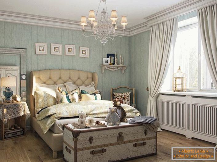 Udobna spalnica v rustikalnem slogu v provinci Francija Chateau.