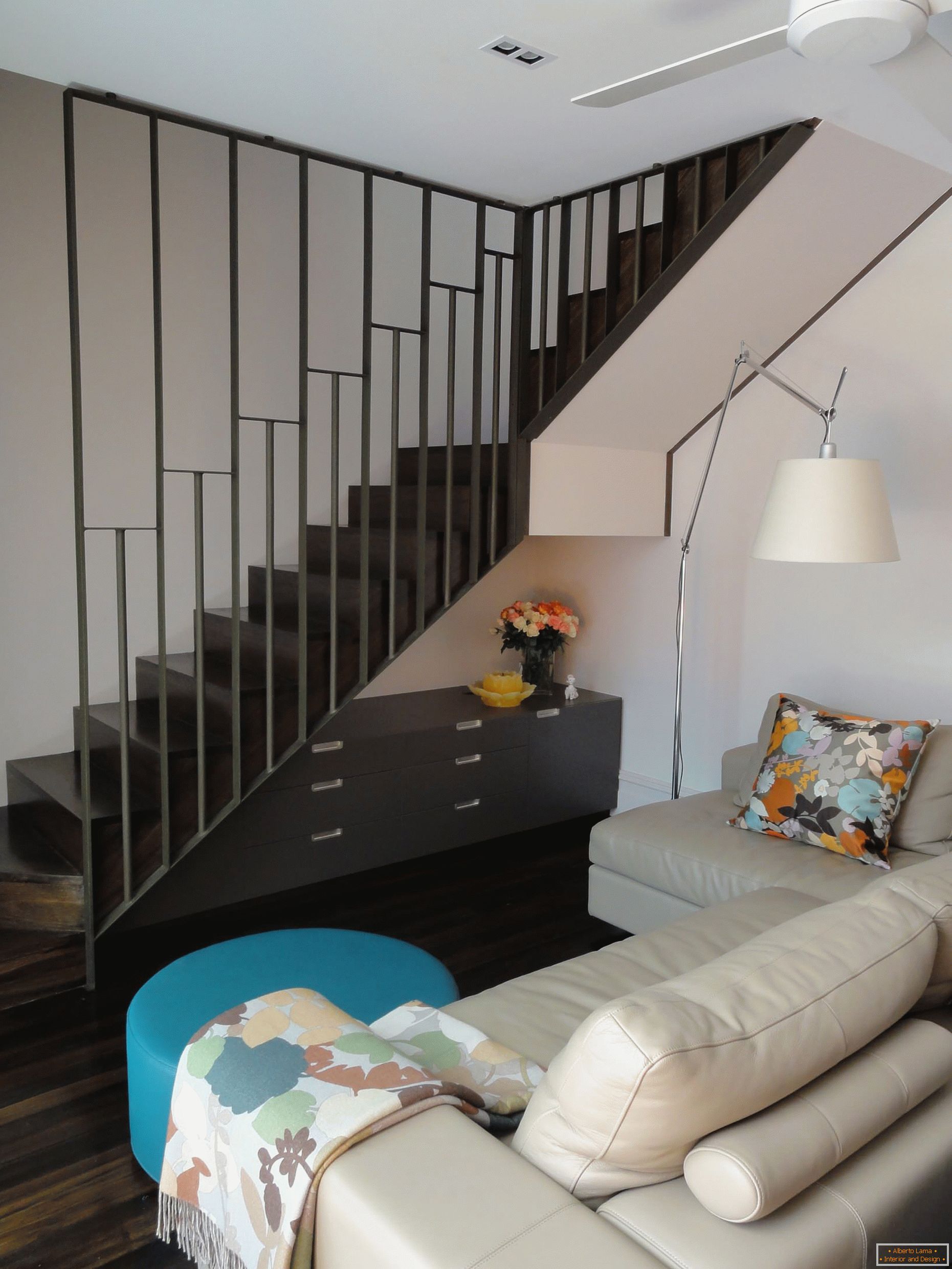 Majhna dnevna soba pod stopnicami